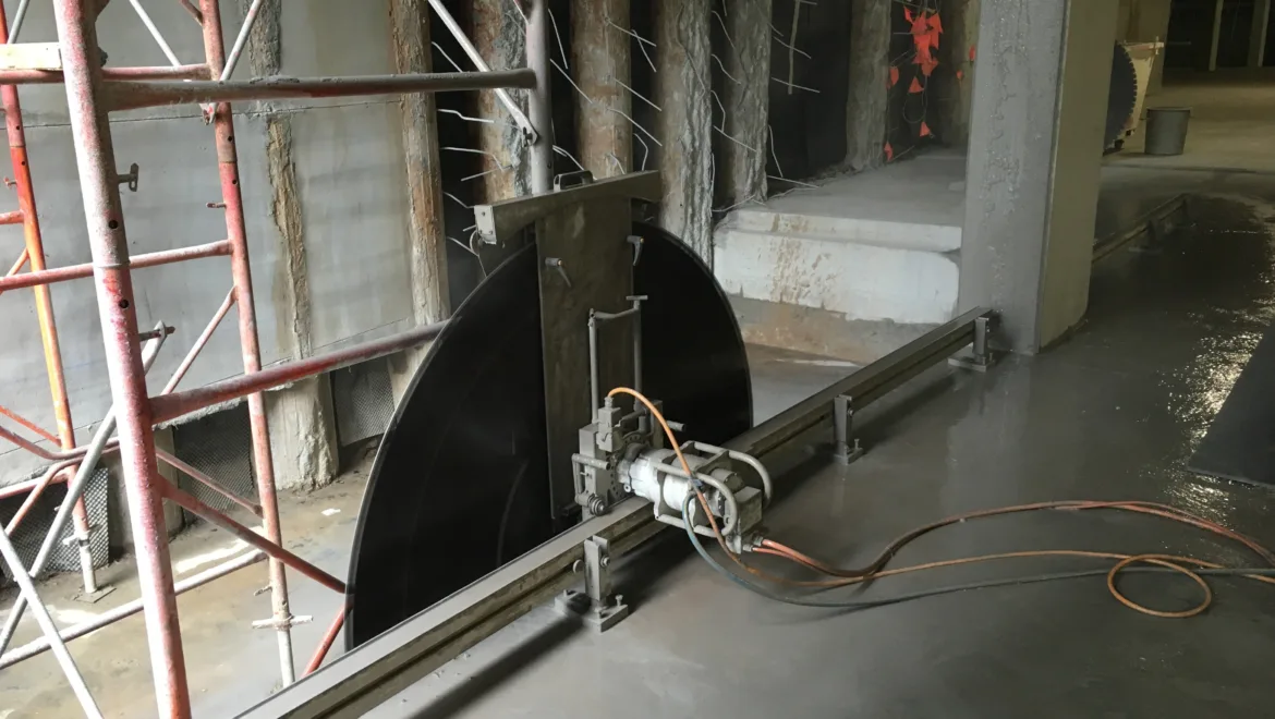 Wall sawing equipment cutting concrete